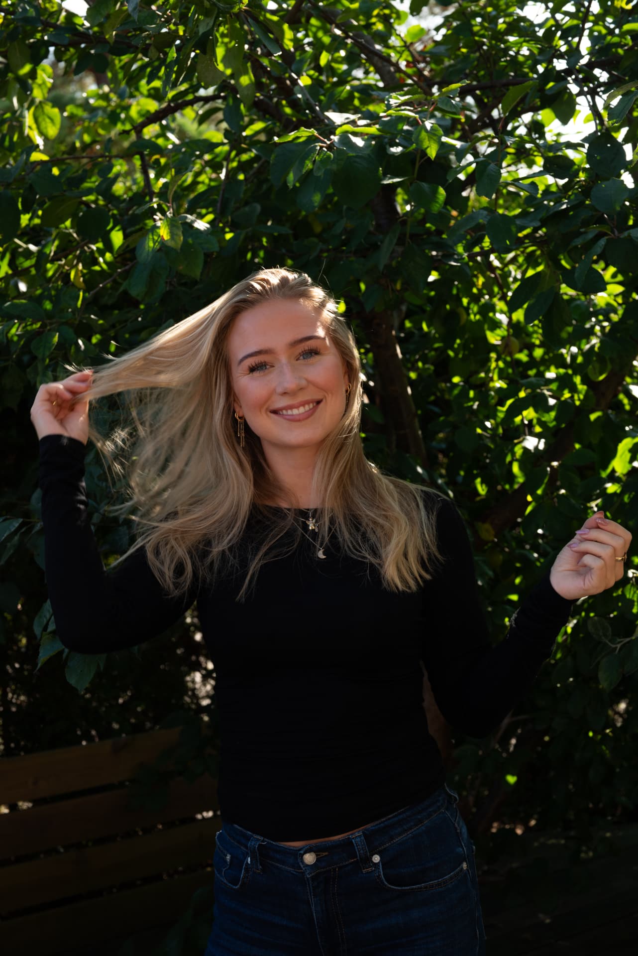 Vilde ute i naturen med håret i vind
