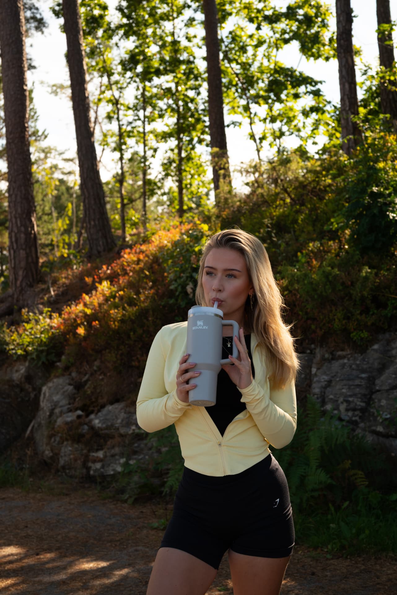 Vilde drikker fra en Stanley-kopp i treningsantrekk