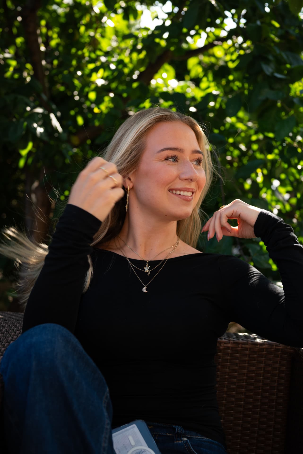 Vilde sitter ute i solen og smiler